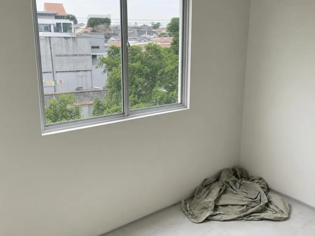 Kaca jendela yang sama setelah dibersihkan, bening tanpa bercak