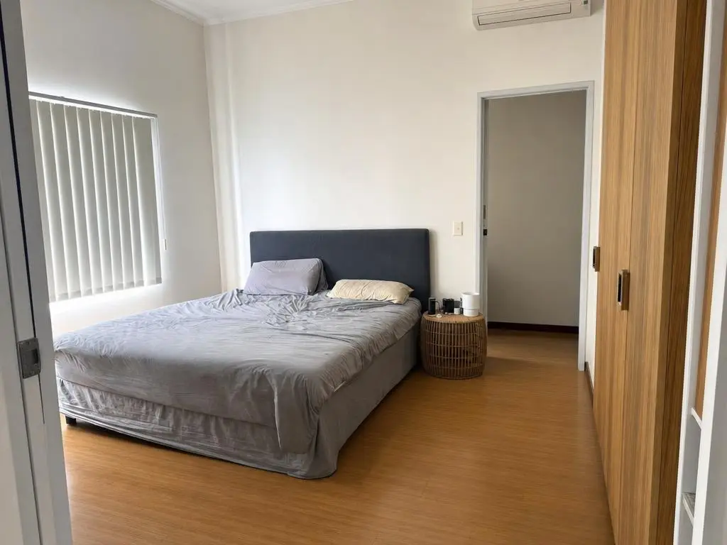 Kamar tidur yang sama setelah dibersihkan menyeluruh