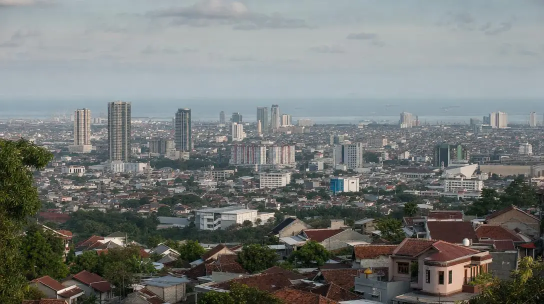 Pemandangan Semarang dari arah perbukitan, gedung bertingkat di dataran pantai dengan atap kampung di depannya